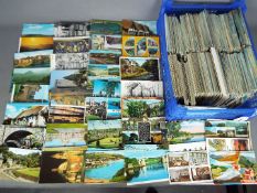 Deltiology - in excess of 1000 largely 1960s - 1980s postcards,