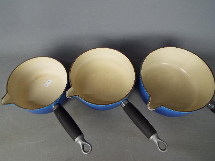 Le Creuset - A set of three cast iron Le Creuset pans in blue with lids marked 16, 18, - Image 3 of 4