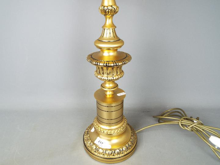 A good quality table lamp, approximately 57 cm to top of fitting. - Image 2 of 3