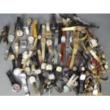 A large quantity of wristwatches / wristwatch parts.