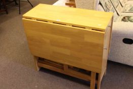 Drop leaf kitchen storage table and four folding chairs 76cm x 80cm.