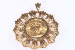 Gold sovereign 1914 in 9 carat gold fancy pendant mount.