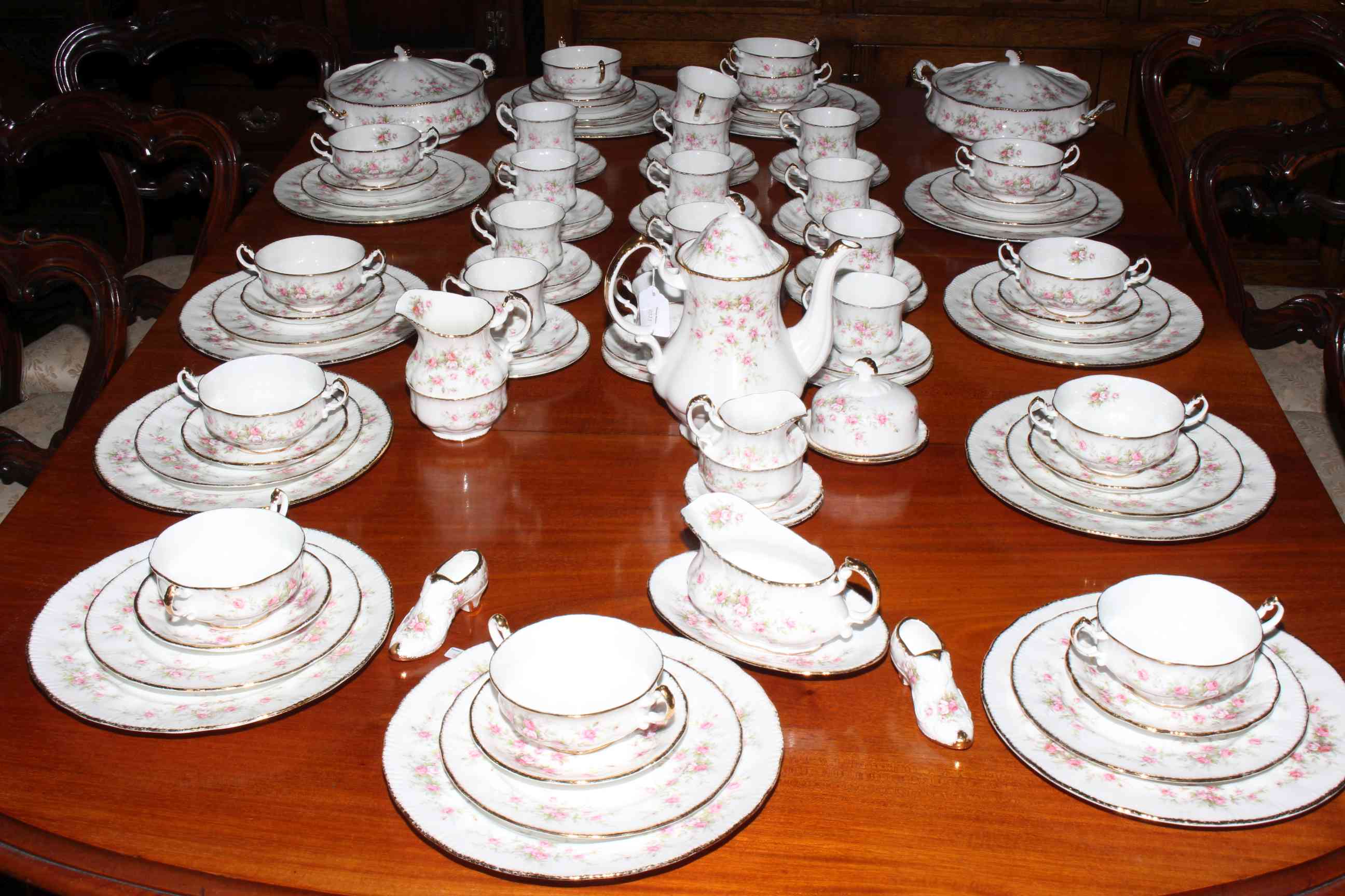 Paragon 'Victorian Rose' extensive table service (over 140 pieces).