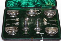 Boxed silver seven piece condiment set, complete with onslow pattern salt spoons, Birmingham 1898.