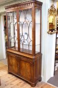 Good quality mahogany cabinet having two glazed panel doors above a pull out leather surface with