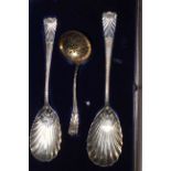 Cased pair of silver serving spoons with shell bowls and sifting spoon, Sheffield 1902/05.