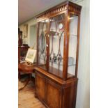 Good quality mahogany cabinet having two glazed panel doors above a pull out leather surface with