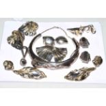 Collection of silver/silver gilt and wax filled naturalistic styled jewellery, necklace,