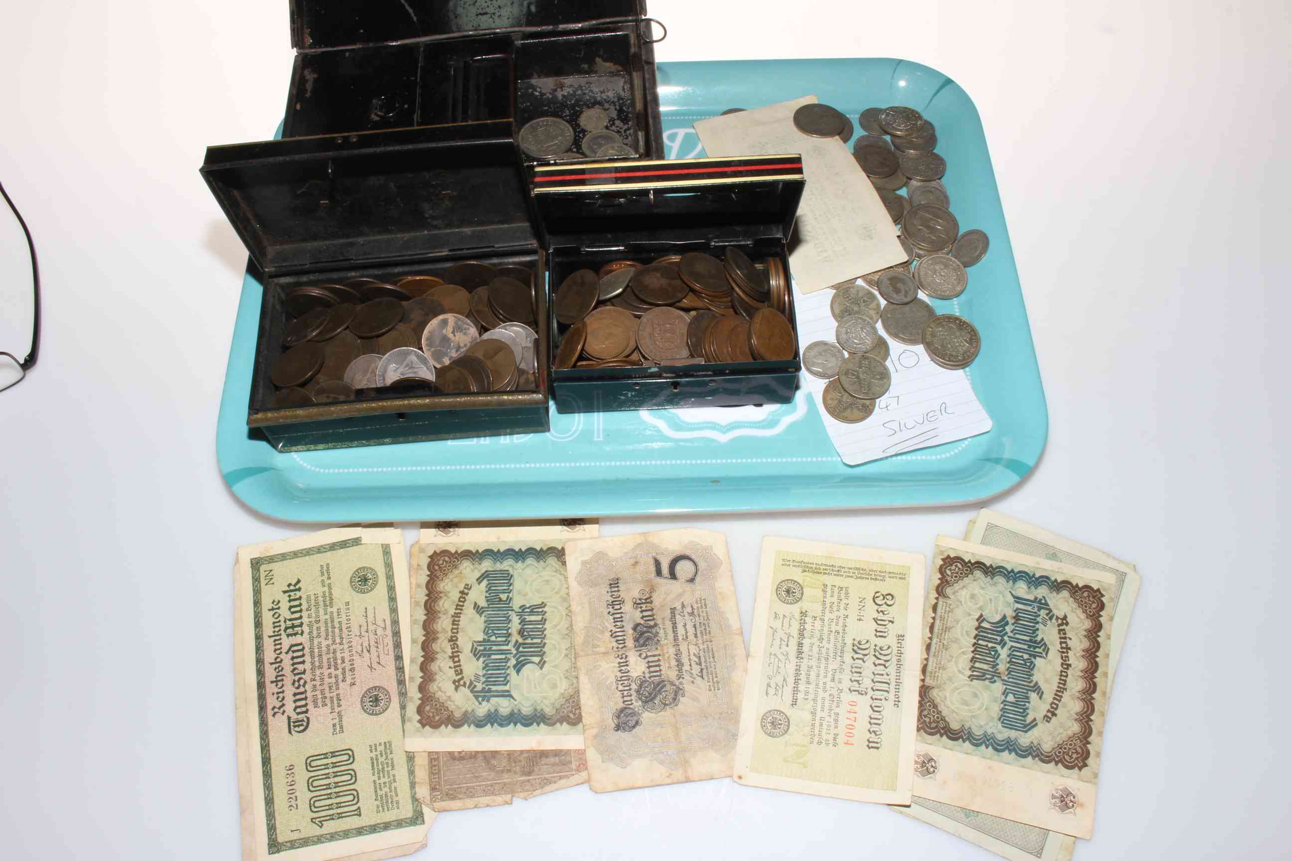 Tray lot with coinage, bank notes and vintage cash boxes.