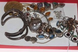 Collection of mostly silver jewellery.