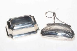 Small silver ring box, Birmingham 1912, and engraved silver purse (2).