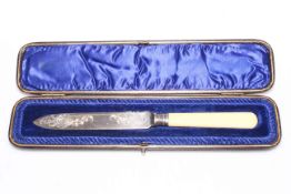 Cased silver cake knife with engraved blade, Sheffield 1901.