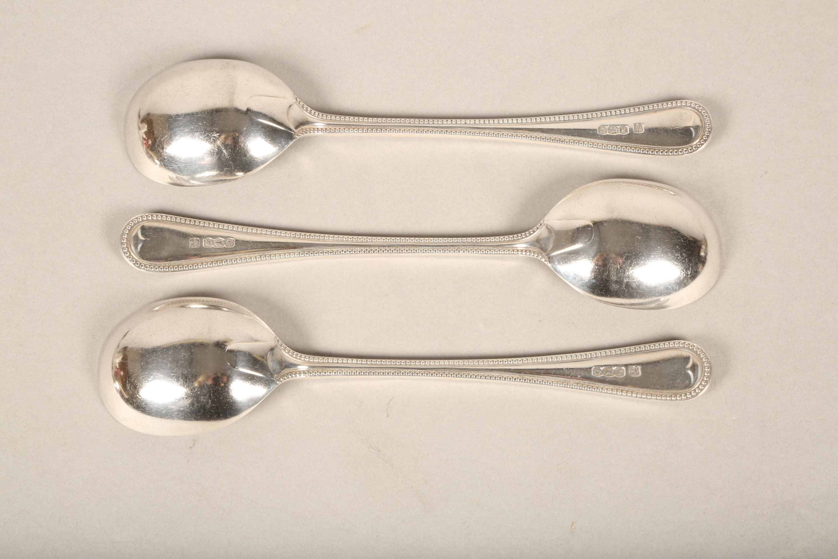 Victorian silver cutlery consisting of; soup ladle, serving spoon, six dinner forks, four spoons, - Bild 16 aus 16