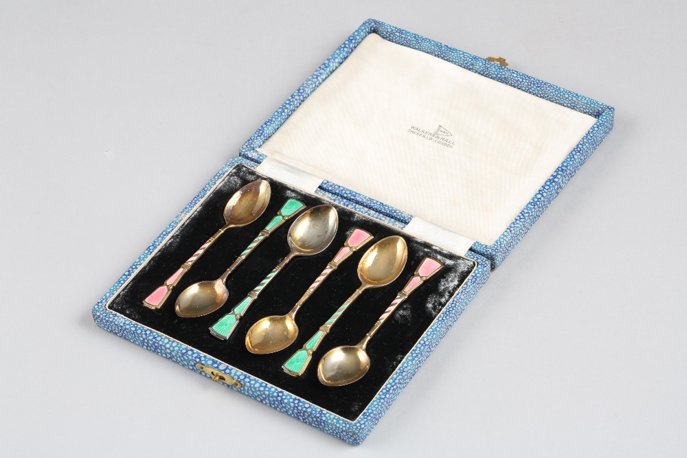 Boxed set of six silver gilt and enamel coffee spoons. Assay marked Birmingham 1952 - Bild 2 aus 2