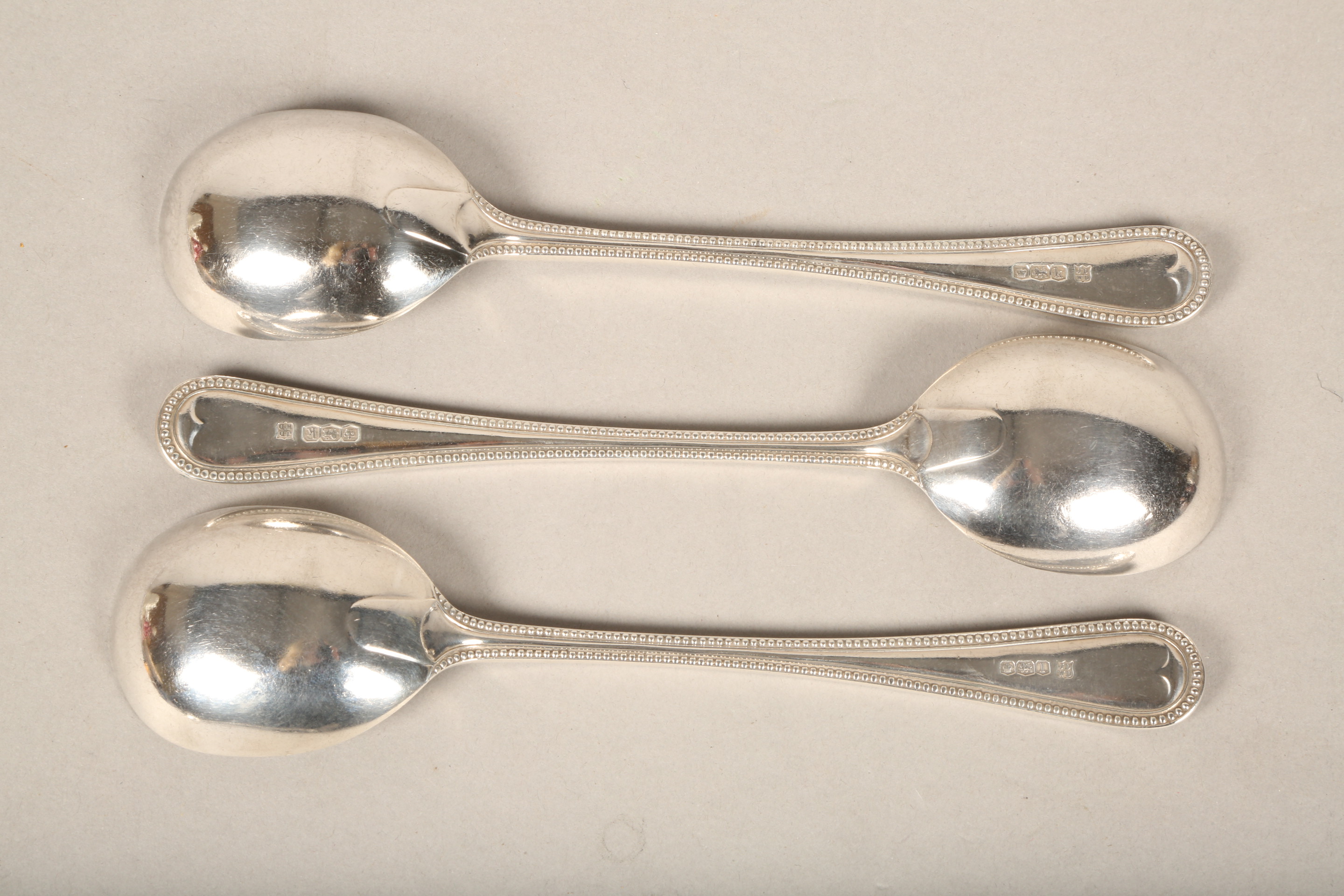 Victorian silver cutlery consisting of; soup ladle, serving spoon, six dinner forks, four spoons, - Bild 15 aus 16