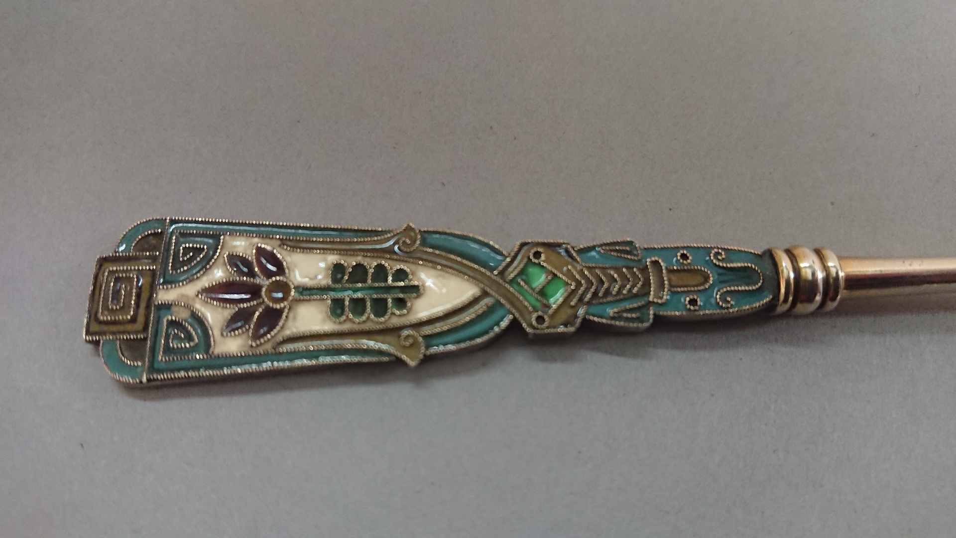 Faberge Russian silver gilt and enamel spoon, decorated with stylised flowers, 17cm long - Bild 9 aus 9