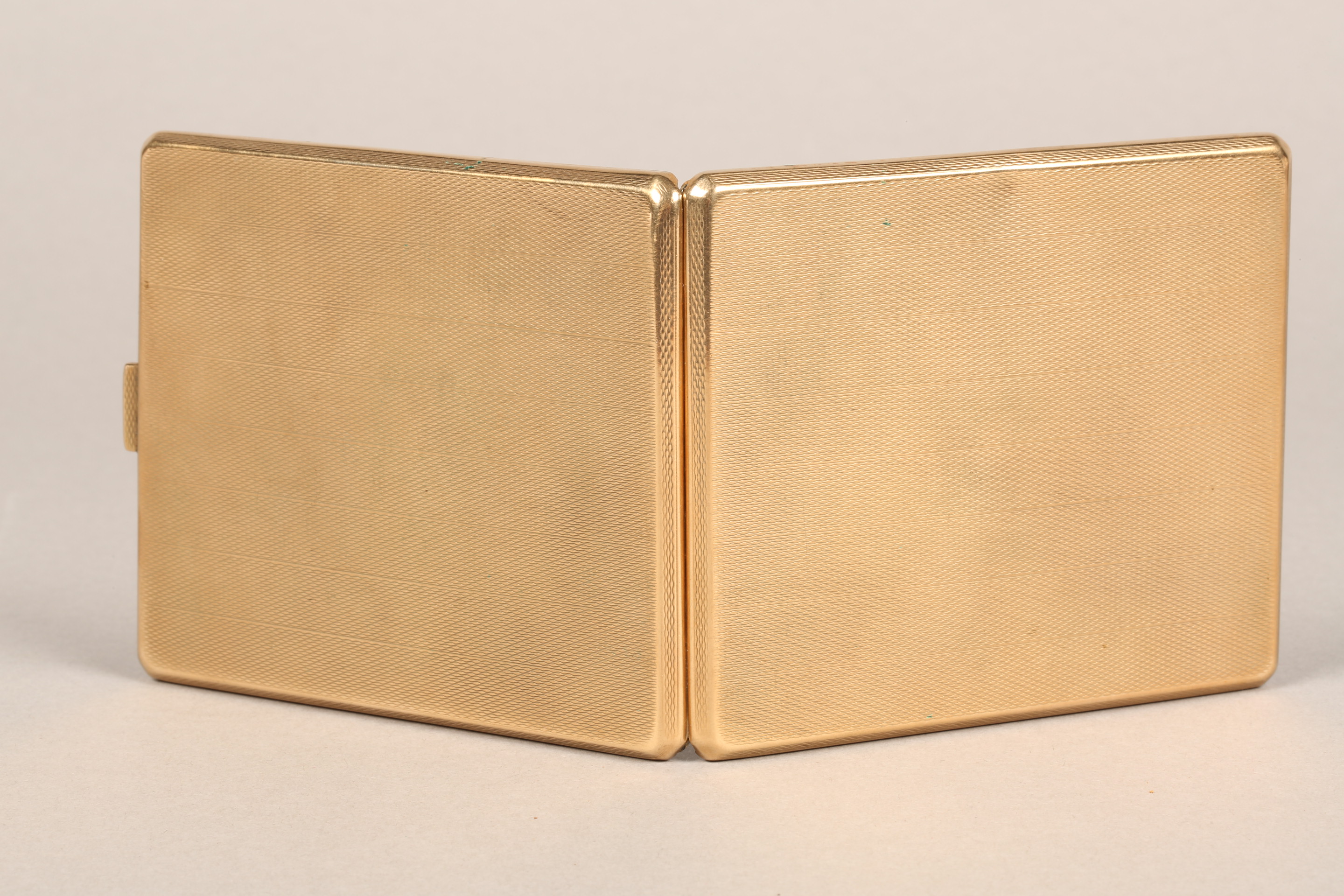 9 carat gold cigarette case, with engine turned decoration. Maker Adie Brothers Ltd. Length 9.5cm, - Bild 3 aus 5