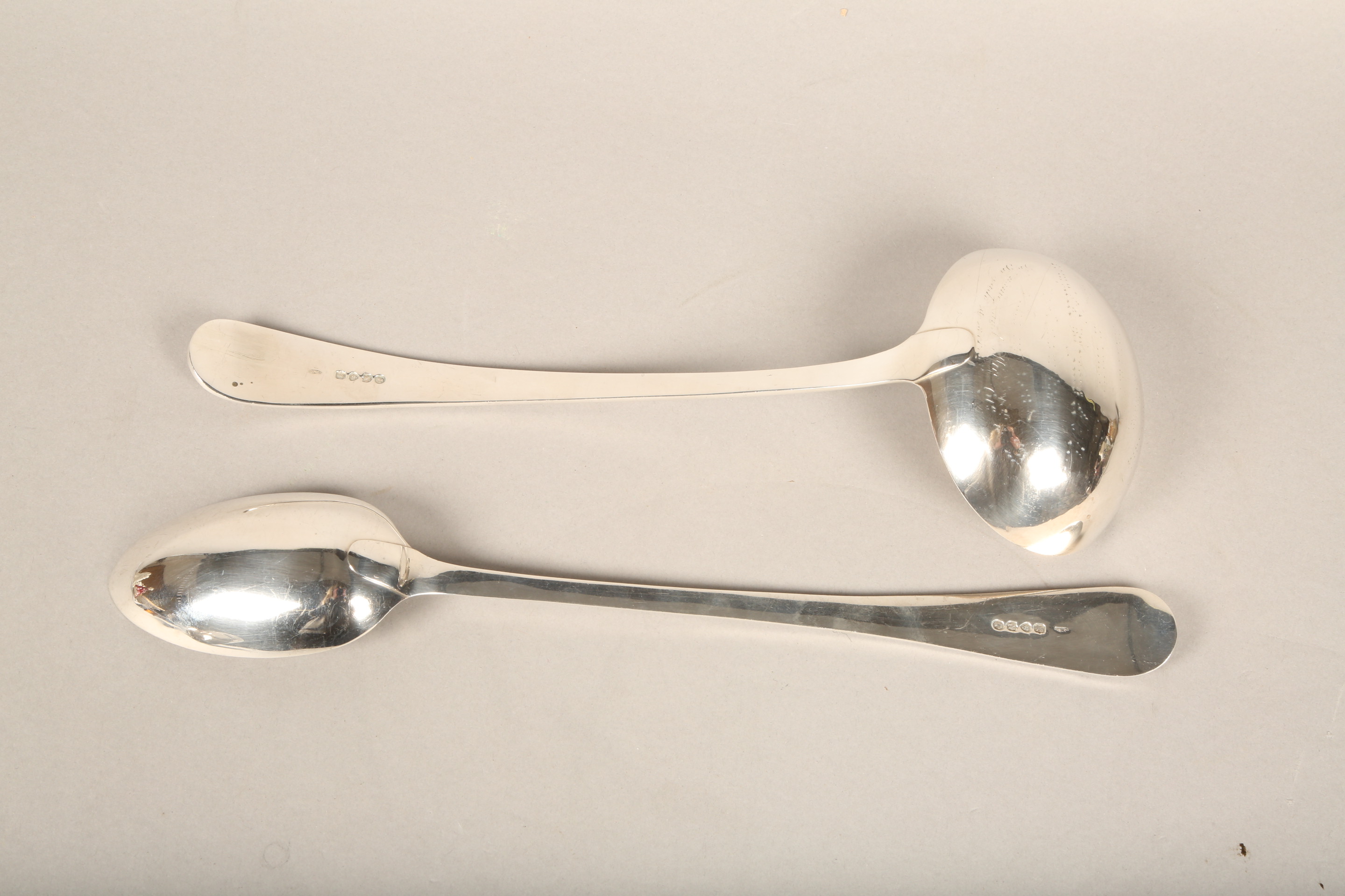 Victorian silver cutlery consisting of; soup ladle, serving spoon, six dinner forks, four spoons, - Bild 11 aus 16