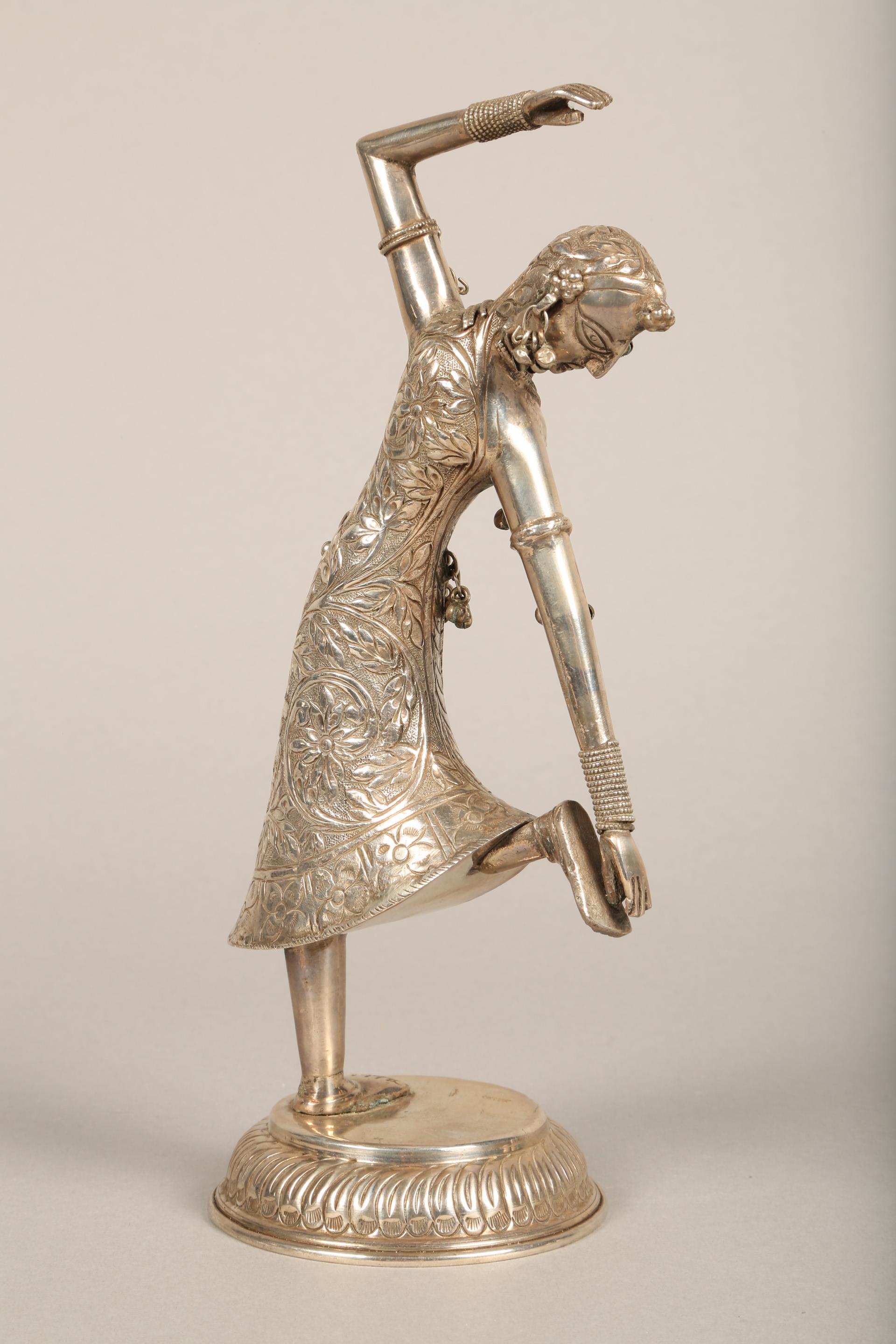 Indian silver figure of a dancing girl, (marked silver to base) circ 1920's. 26cm high - Bild 3 aus 5