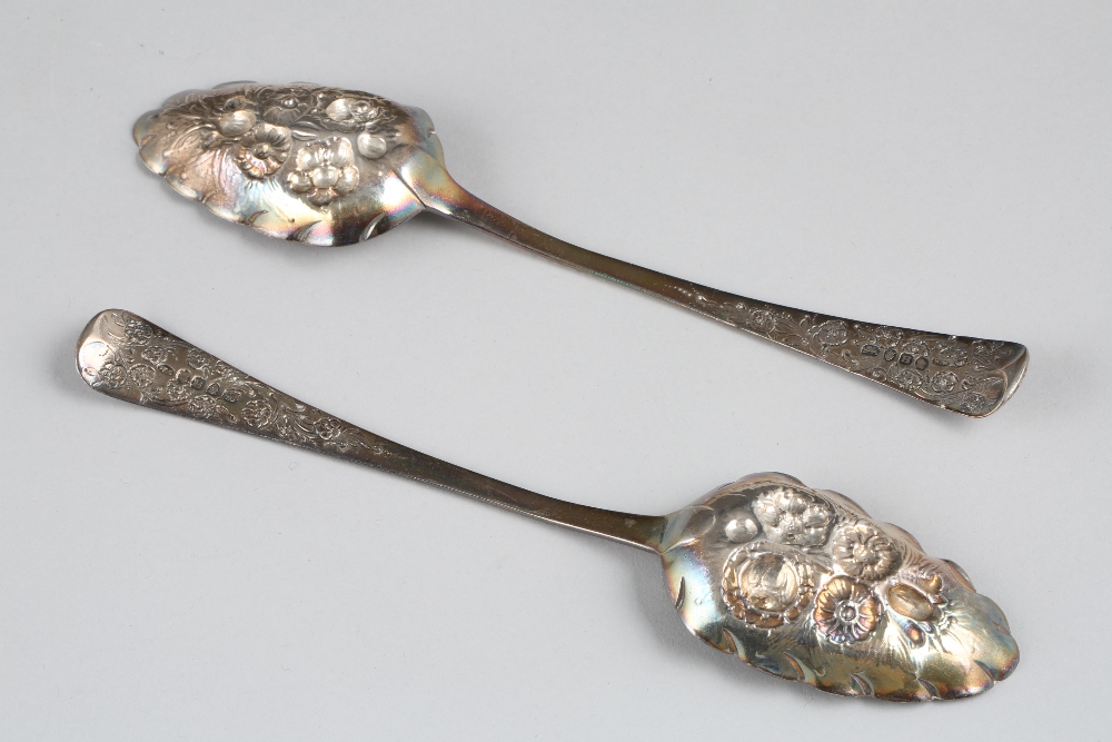 Pair of George III silver berry spoons, Assay marked London 1803, maker W.S. 129g - Bild 2 aus 3