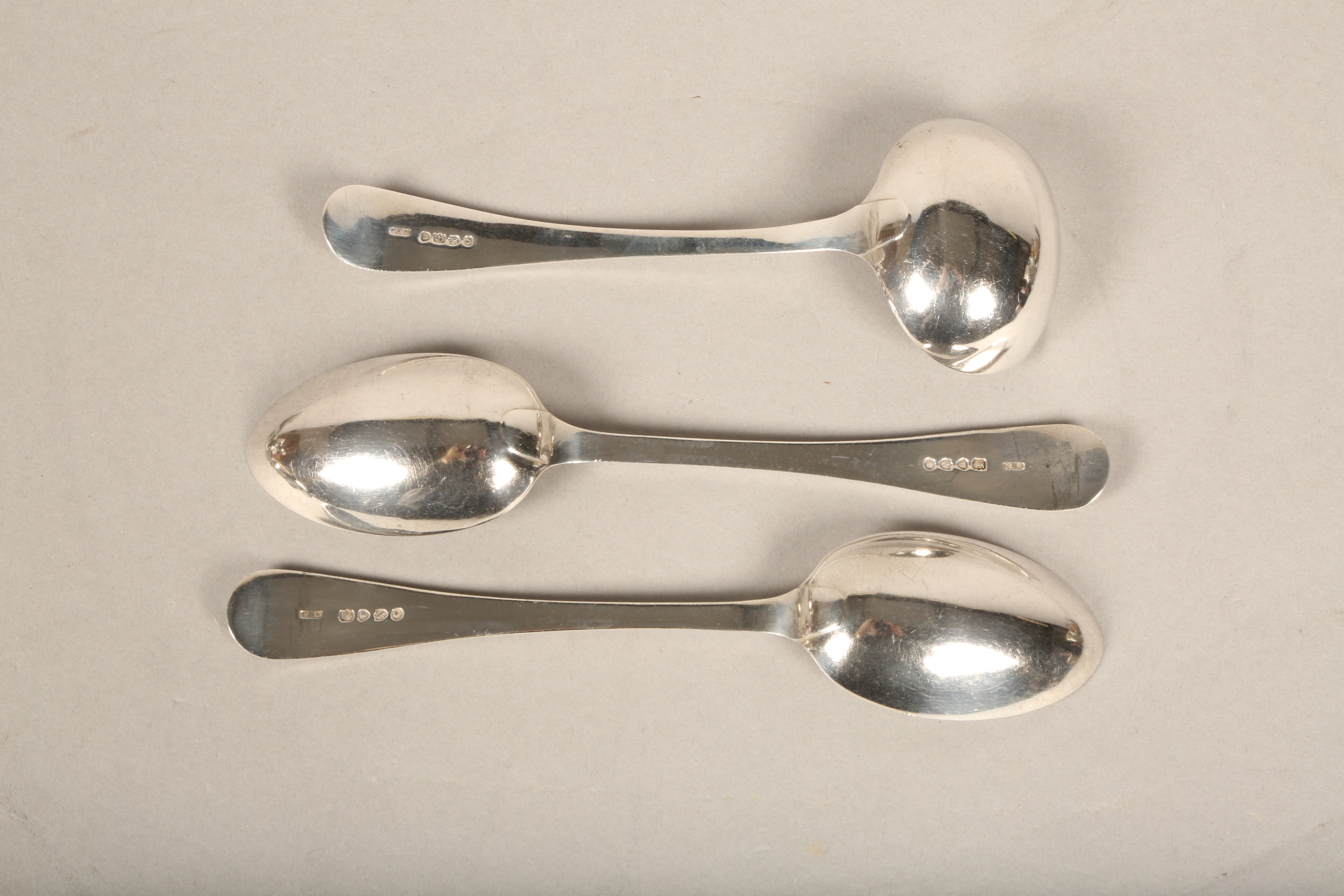 Victorian silver cutlery consisting of; soup ladle, serving spoon, six dinner forks, four spoons, - Bild 14 aus 16