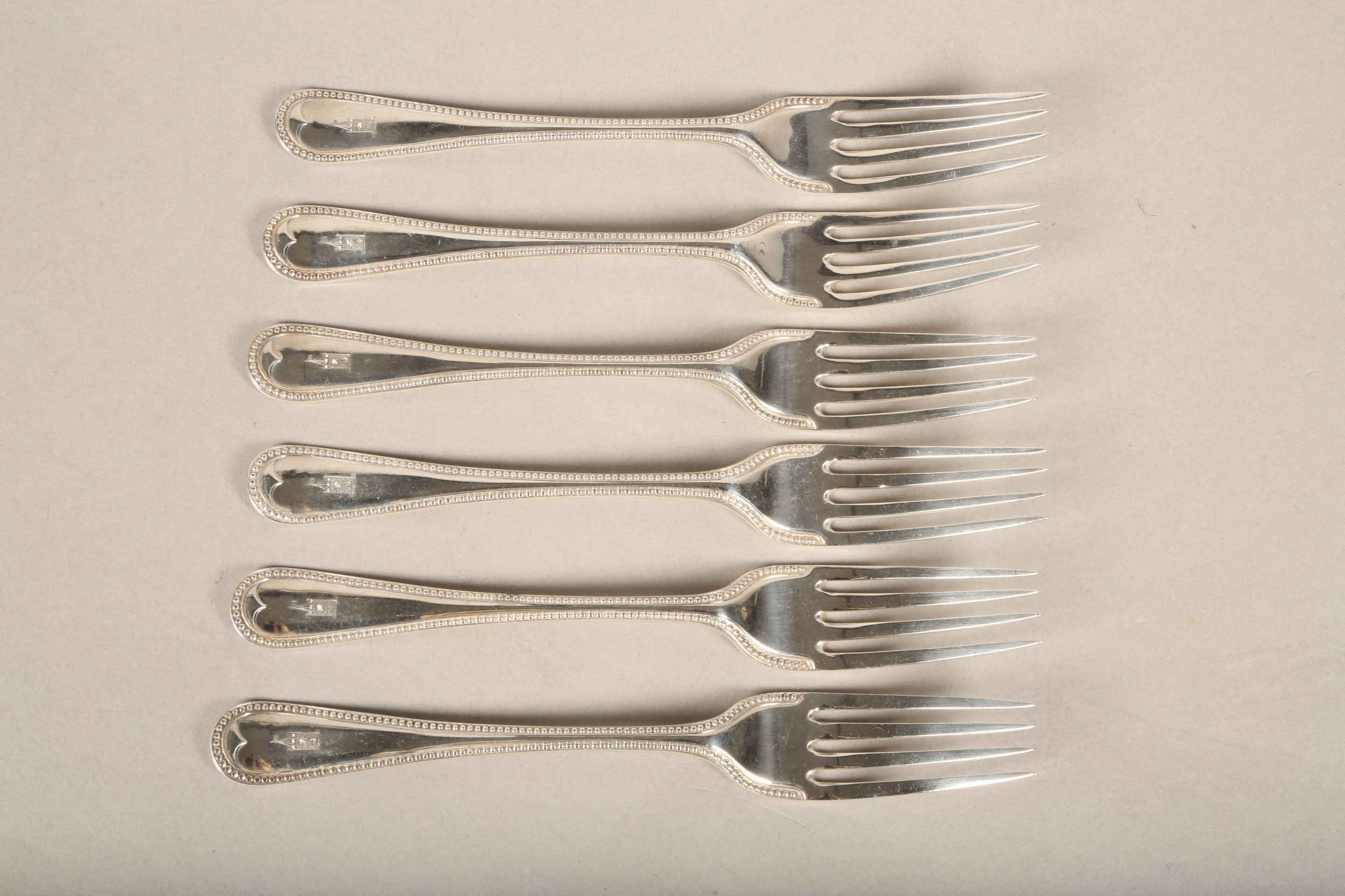 Victorian silver cutlery consisting of; soup ladle, serving spoon, six dinner forks, four spoons, - Bild 8 aus 16