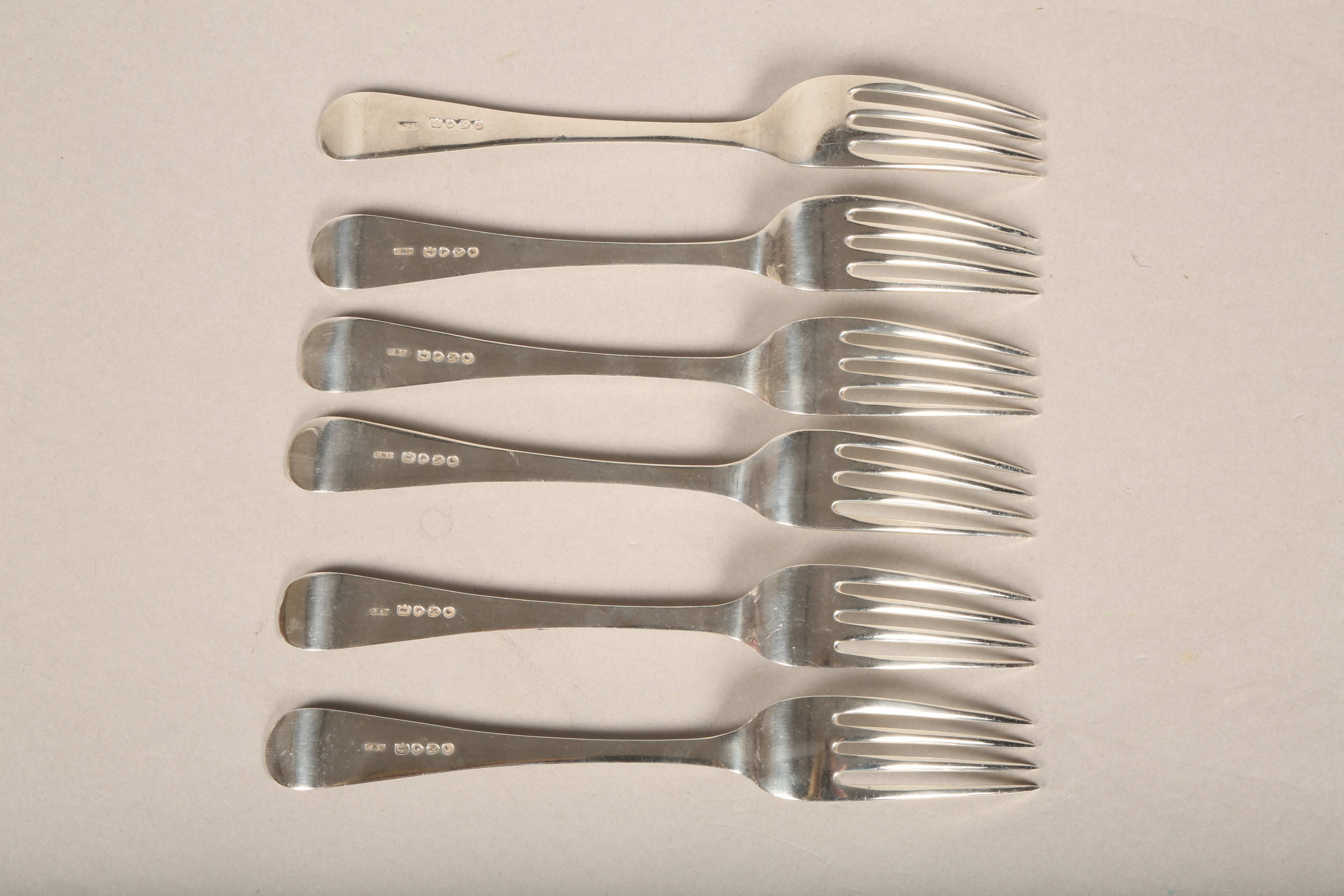 Victorian silver cutlery consisting of; soup ladle, serving spoon, six dinner forks, four spoons, - Bild 7 aus 16