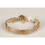 Ladies 9 carat gold gate bracelet, with heart shaped clasp. Total weight 18g