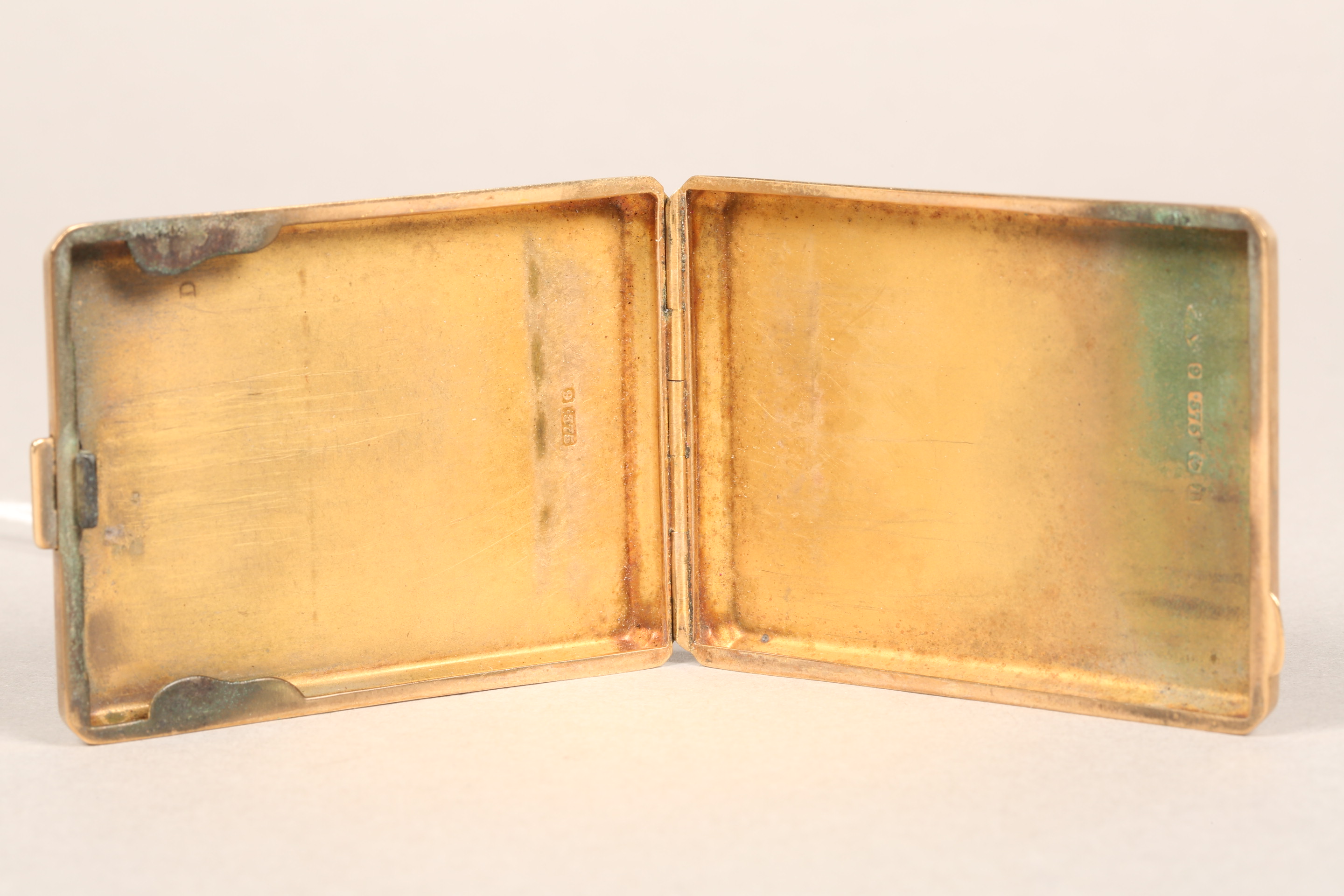 9 carat gold vesta case, rectangular shape with engine turned decoration and thumb ring attachment - Bild 2 aus 5