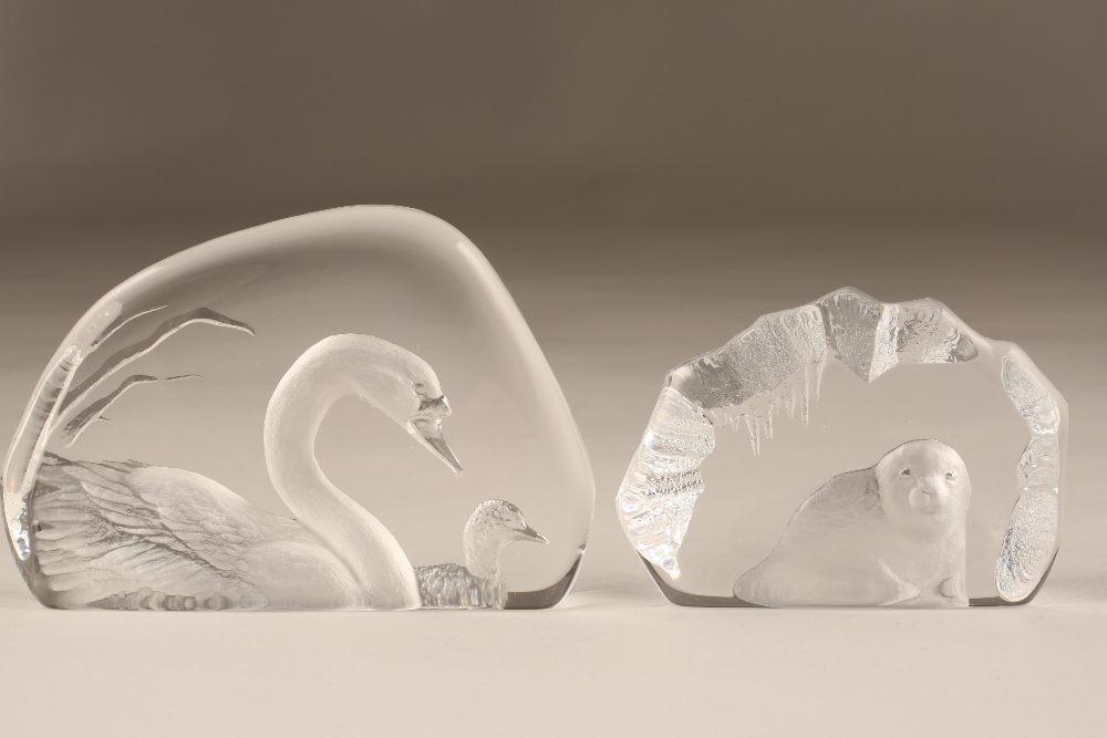 Six large Swedish glass wildlife paper weights by Mats Jonasson, including; Polar Bear 15cm long - Image 3 of 3