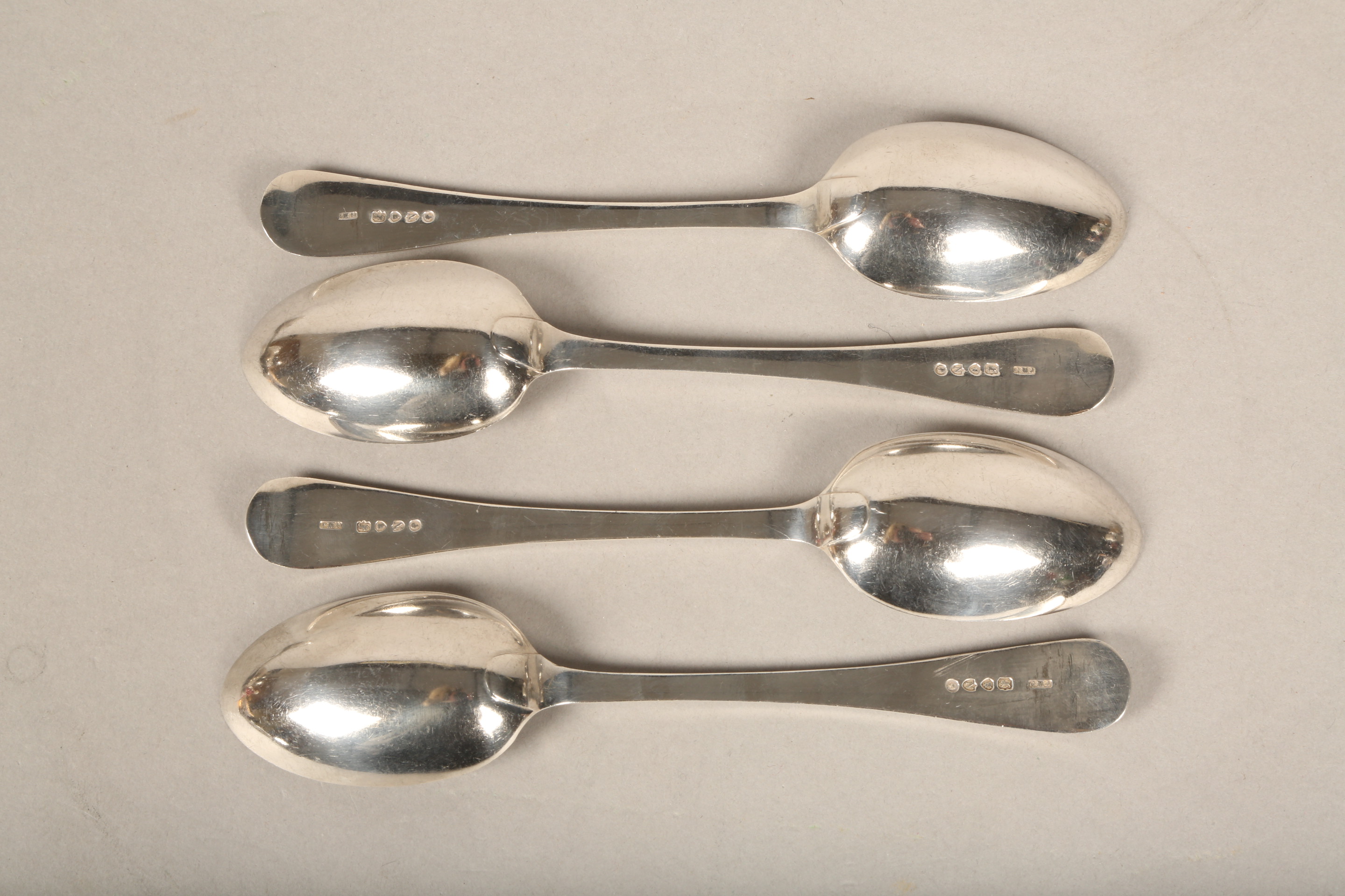 Victorian silver cutlery consisting of; soup ladle, serving spoon, six dinner forks, four spoons, - Bild 13 aus 16