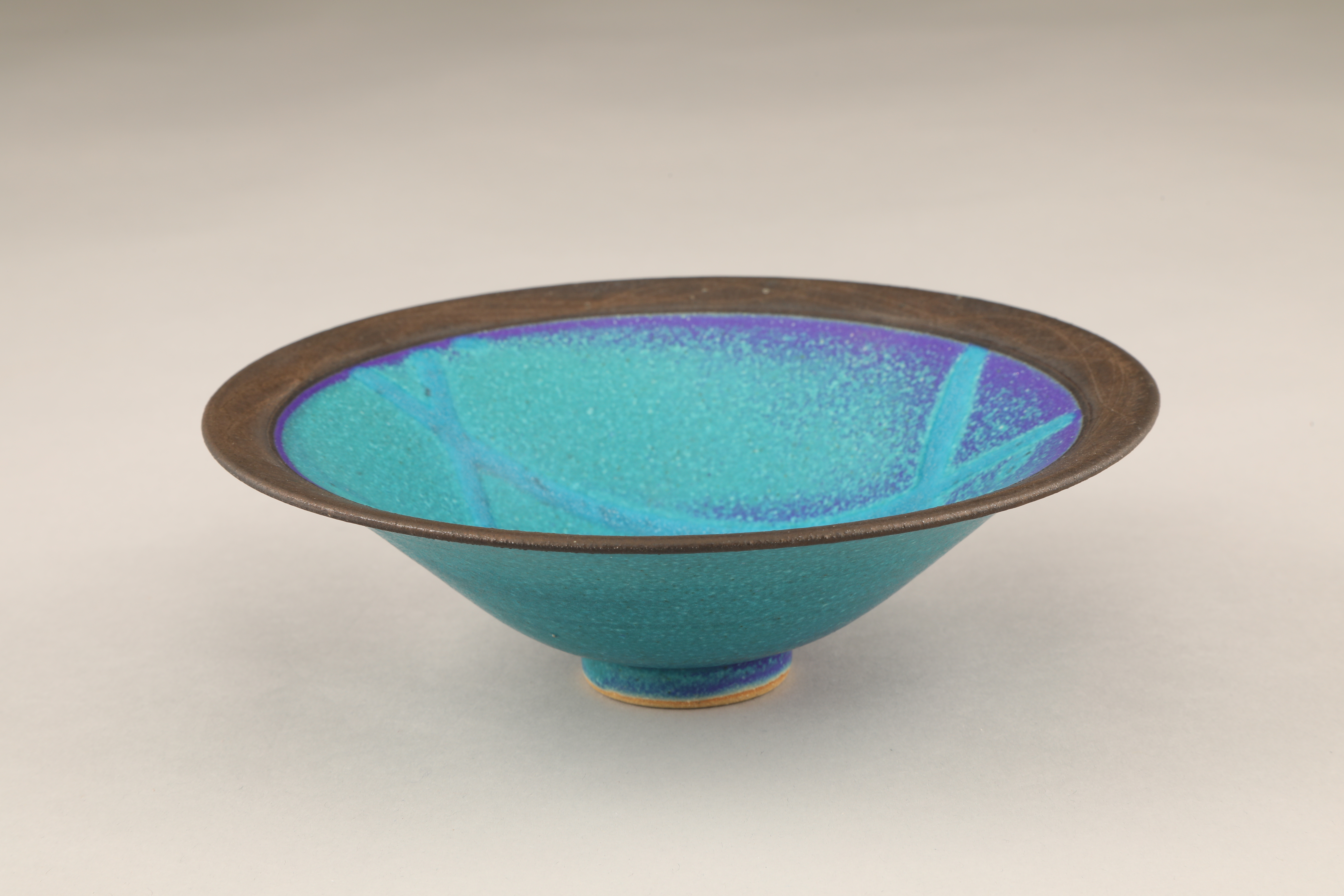 20th century conical studio pottery bowl, royal blue glaze with a heavy overlay of sky blue. 18cm