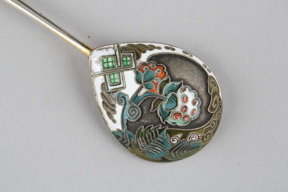 Faberge Russian silver gilt and enamel spoon, decorated with stylised flowers, 17cm long - Bild 2 aus 9