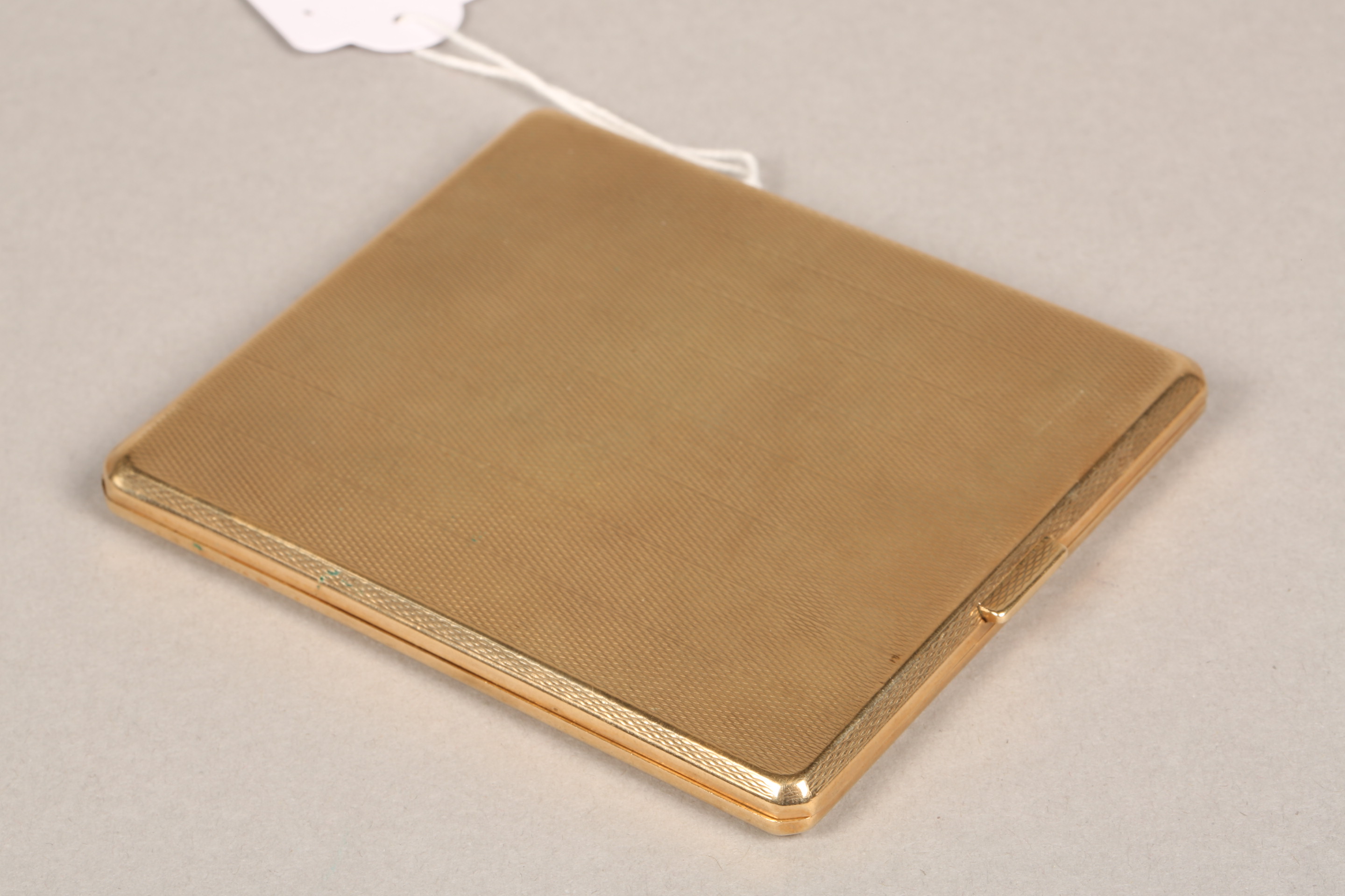 9 carat gold cigarette case, with engine turned decoration. Maker Adie Brothers Ltd. Length 9.5cm, - Bild 5 aus 5