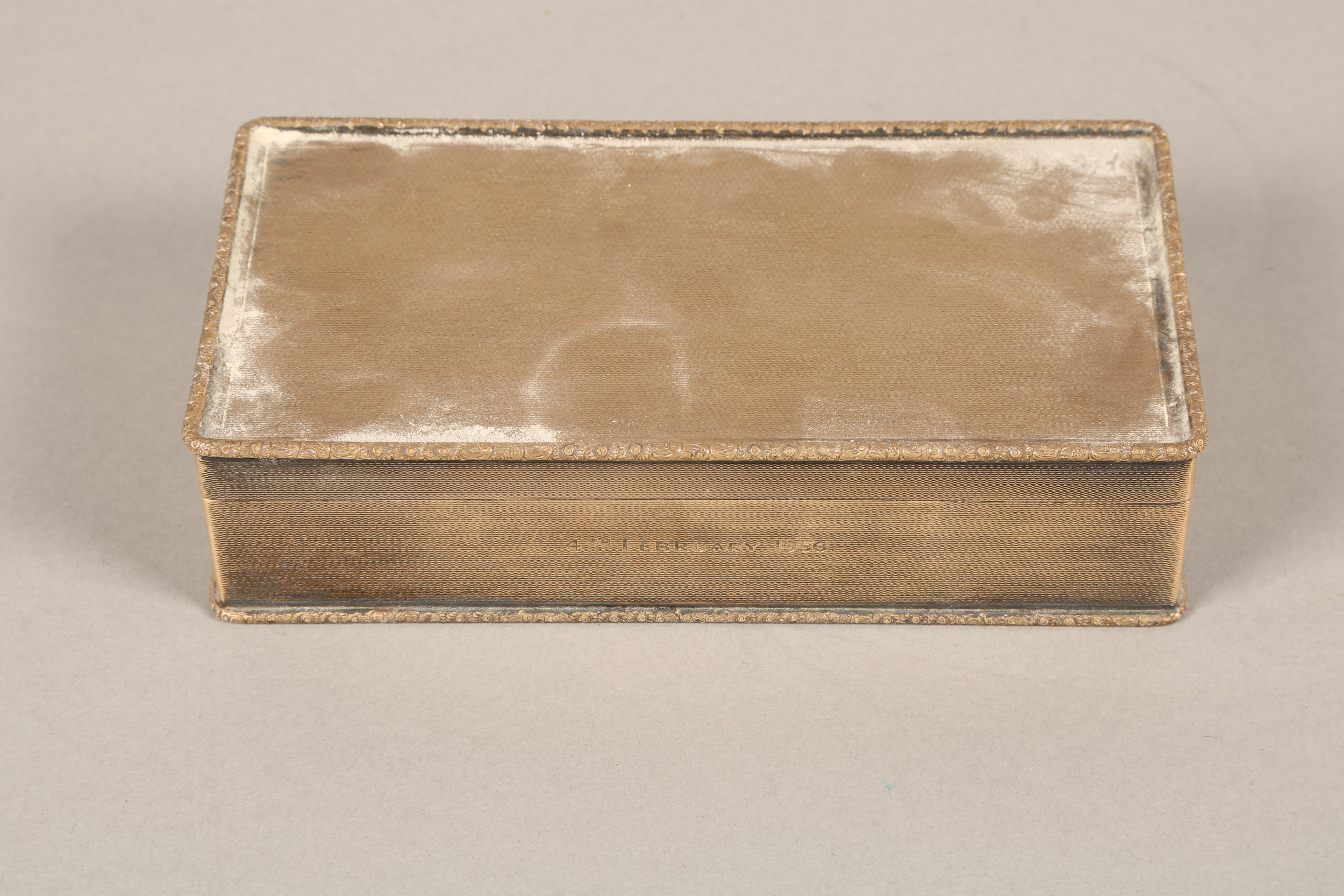 Silver cigarette box, engine turned decoration. Assay marked Birmingham 1953. 172mm long 90mm wide - Bild 3 aus 5