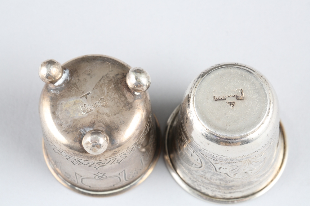 Three Russian engraved silver goblets with two small beakers. 187g - Bild 2 aus 2