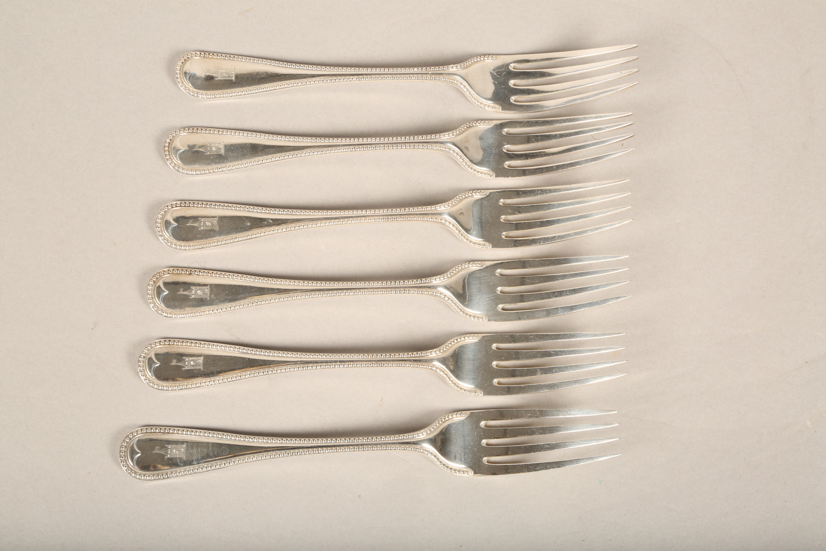 Victorian silver cutlery consisting of; soup ladle, serving spoon, six dinner forks, four spoons, - Bild 6 aus 16