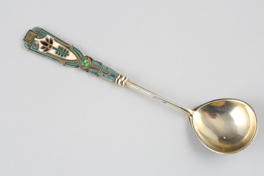 Faberge Russian silver gilt and enamel spoon, decorated with stylised flowers, 17cm long - Bild 5 aus 9