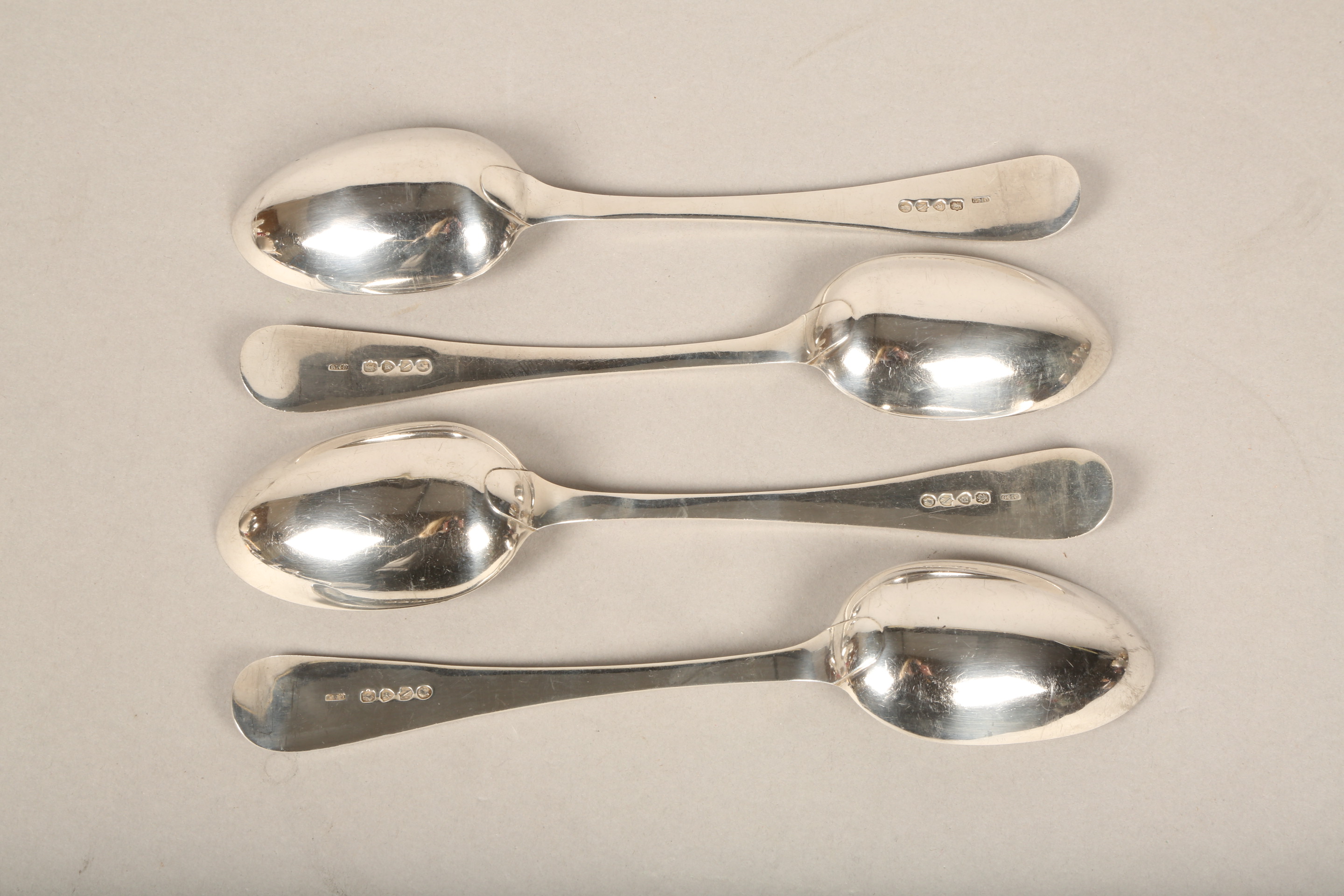 Victorian silver cutlery consisting of; soup ladle, serving spoon, six dinner forks, four spoons, - Bild 12 aus 16