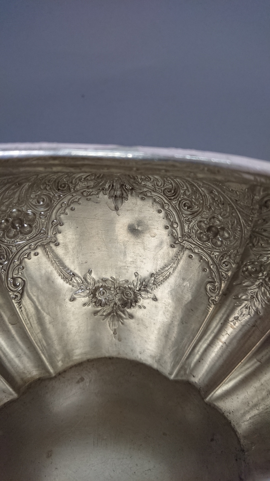 Victorian three piece silver tea service, with embossed scroll decoration, engraved monogram, - Bild 4 aus 9