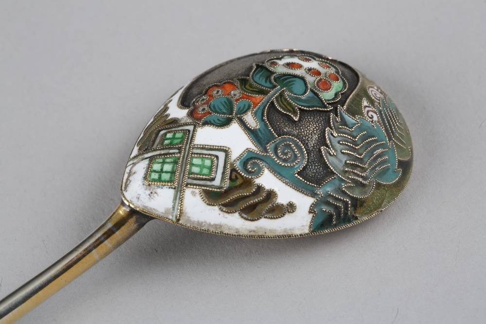 Faberge Russian silver gilt and enamel spoon, decorated with stylised flowers, 17cm long - Bild 3 aus 9