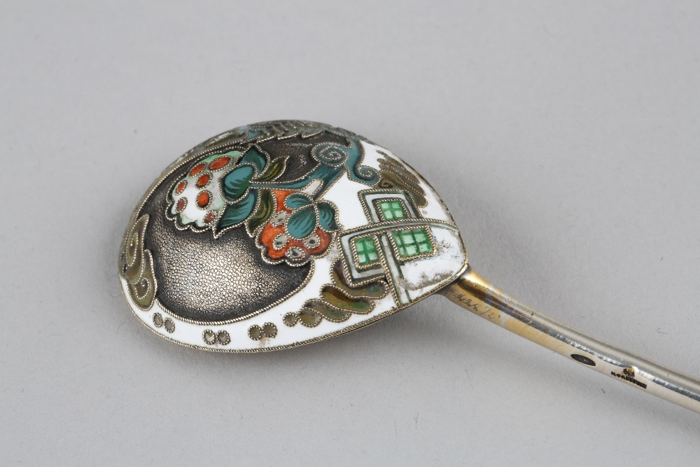 Faberge Russian silver gilt and enamel spoon, decorated with stylised flowers, 17cm long - Bild 4 aus 9