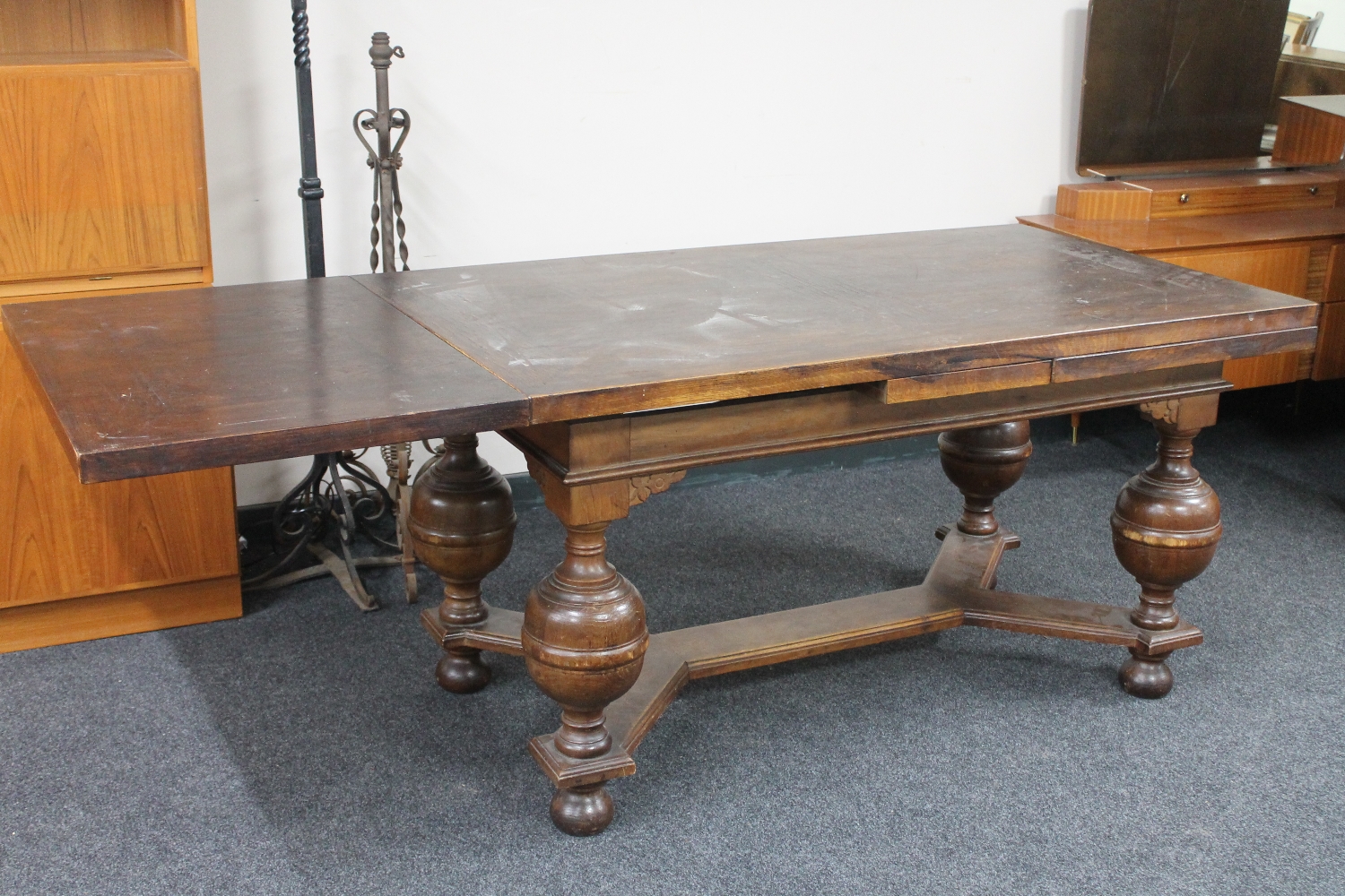 An early 20th century pull out dining table on bulbous legs CONDITION REPORT: