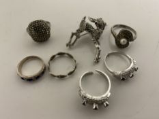 A quantity of silver jewellery - rings, brooch.