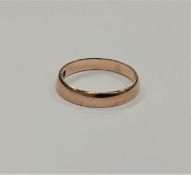 A 9ct gold band ring, size K, 1.5g.