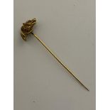 A 15ct gold fox hunting horn pin 6.1g.