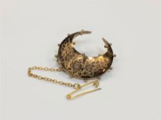 A 9ct gold crescent brooch CONDITION REPORT: 3.