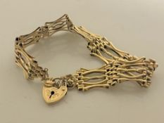 A 9ct gold bracelet with heart clasp, 13.8g.