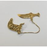 An 18ct gold Arabic jambiya knife charm CONDITION REPORT: 3.