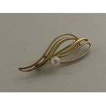 A 9ct gold pearl set brooch, 3.3g.